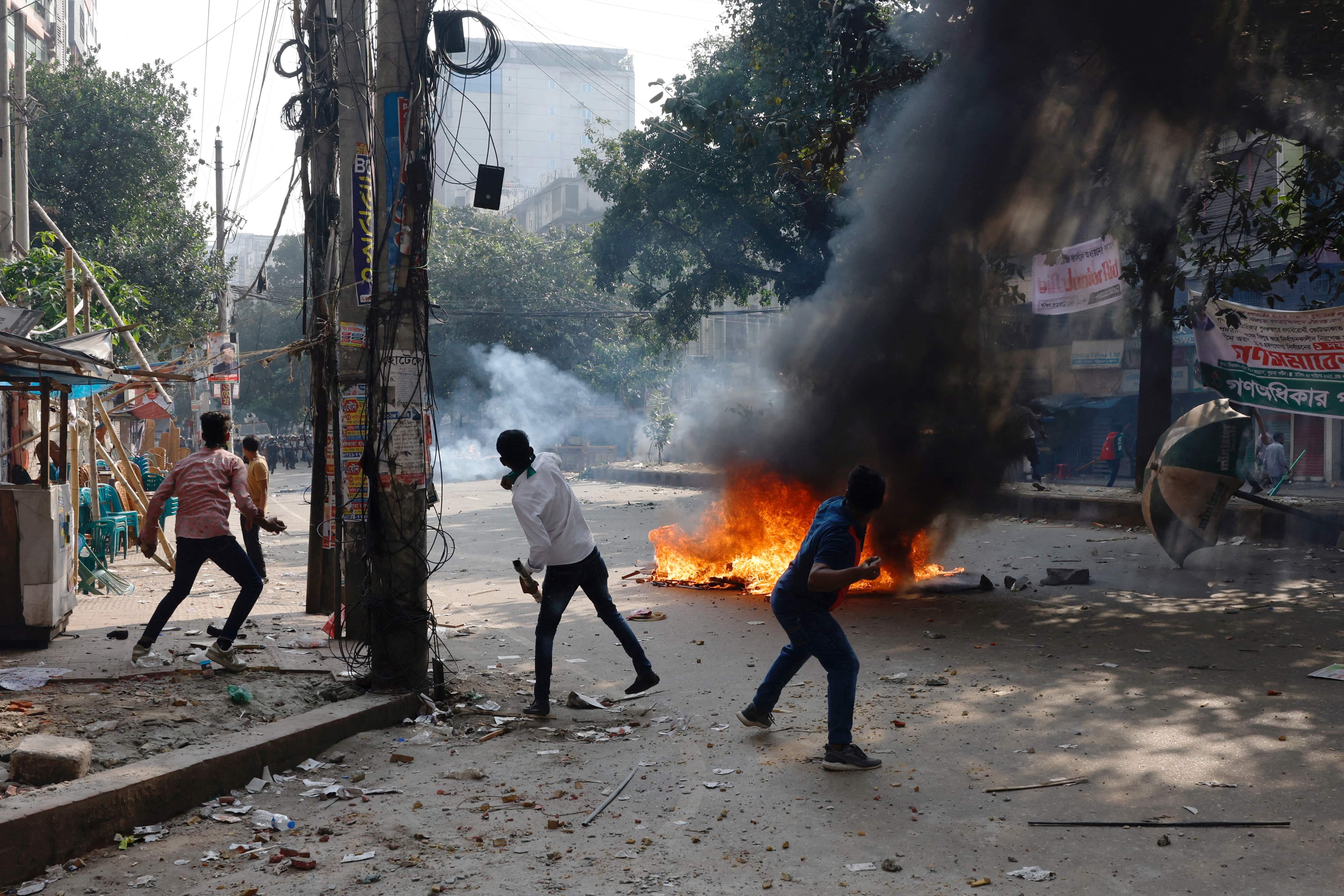 Bangladesh: One cop dead, dozens injured after oppn activists clash with police during anti-govt rally