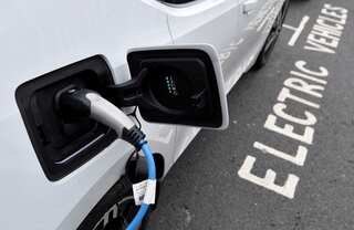 Auto industry executives acknowledge Electric Vehicle market challenges 