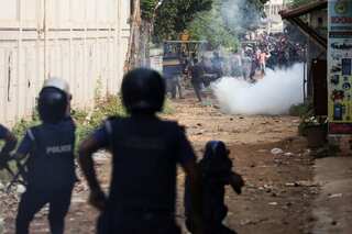 Bangladesh: Garment workers clash with police during protests