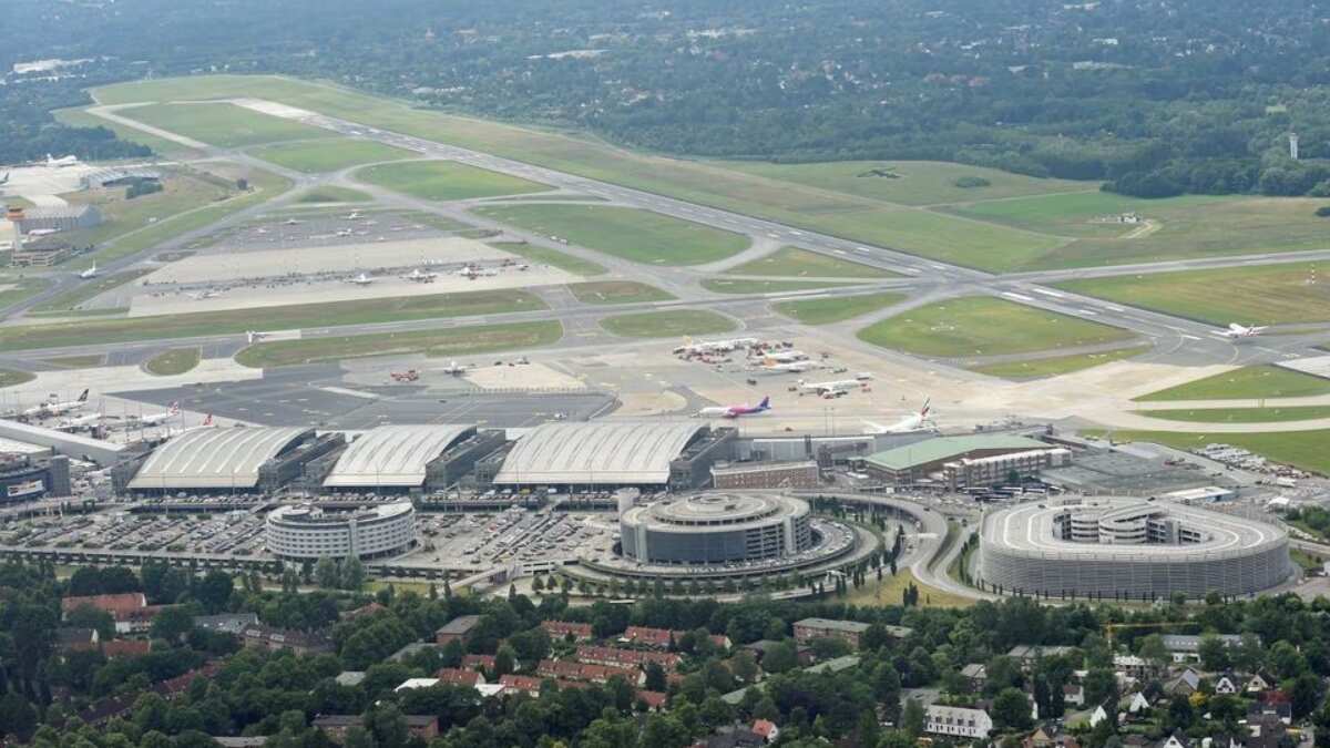 Germany: Hamburg airport closed after man drives onto runway to create 'hostage situation' Germany: Hamburg airport closed after man drives onto runway to create 'hostage situation'