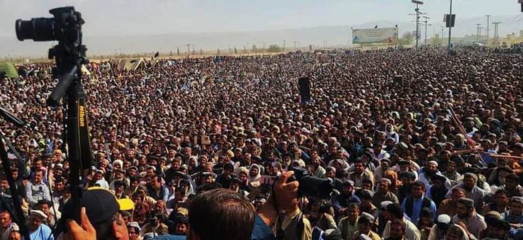 Thousands protest at Pak-Afghan border against decision to restrict border crossings