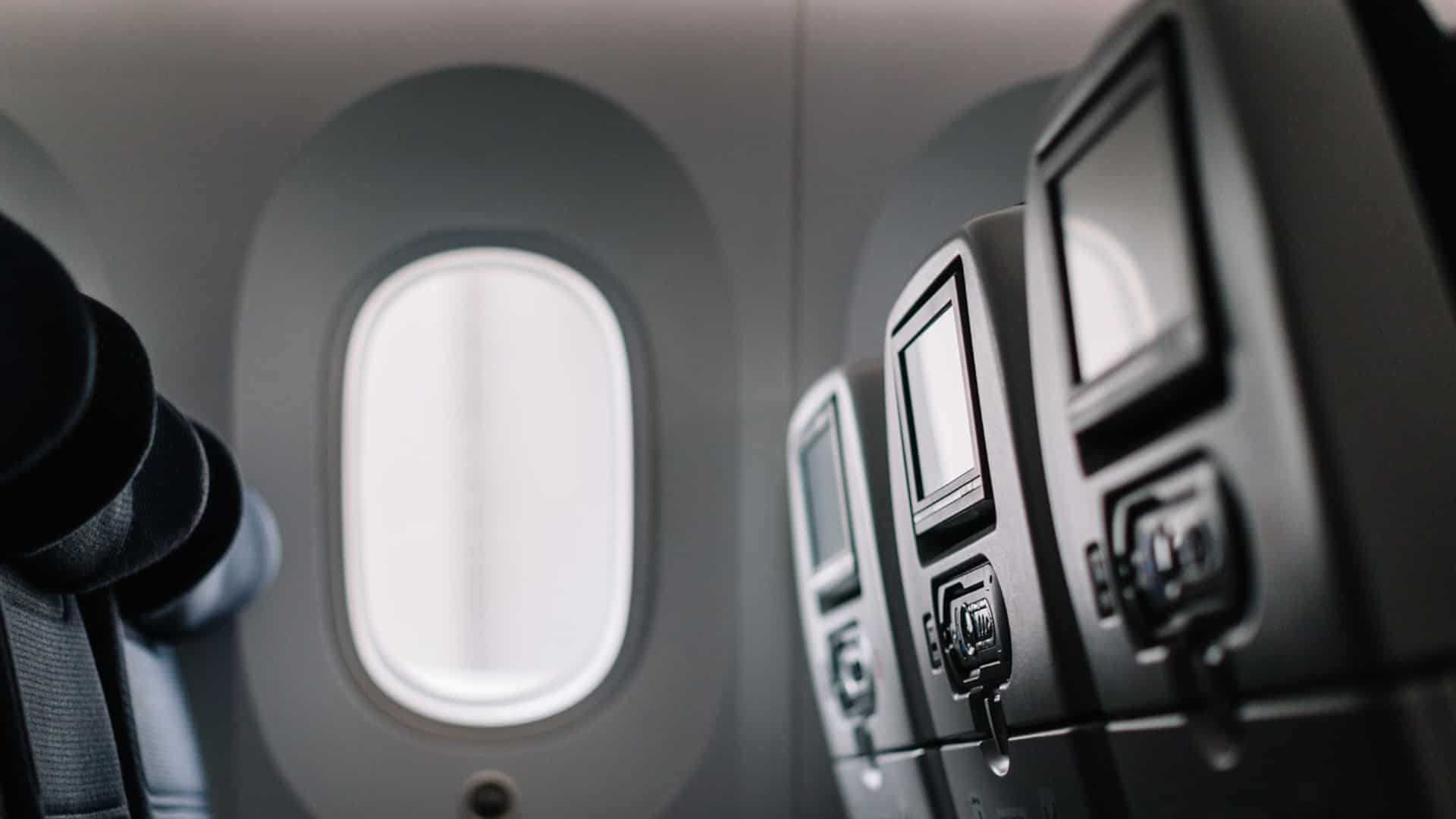 This plane took off without windows and the crew only noticed 14,500 feet in the air