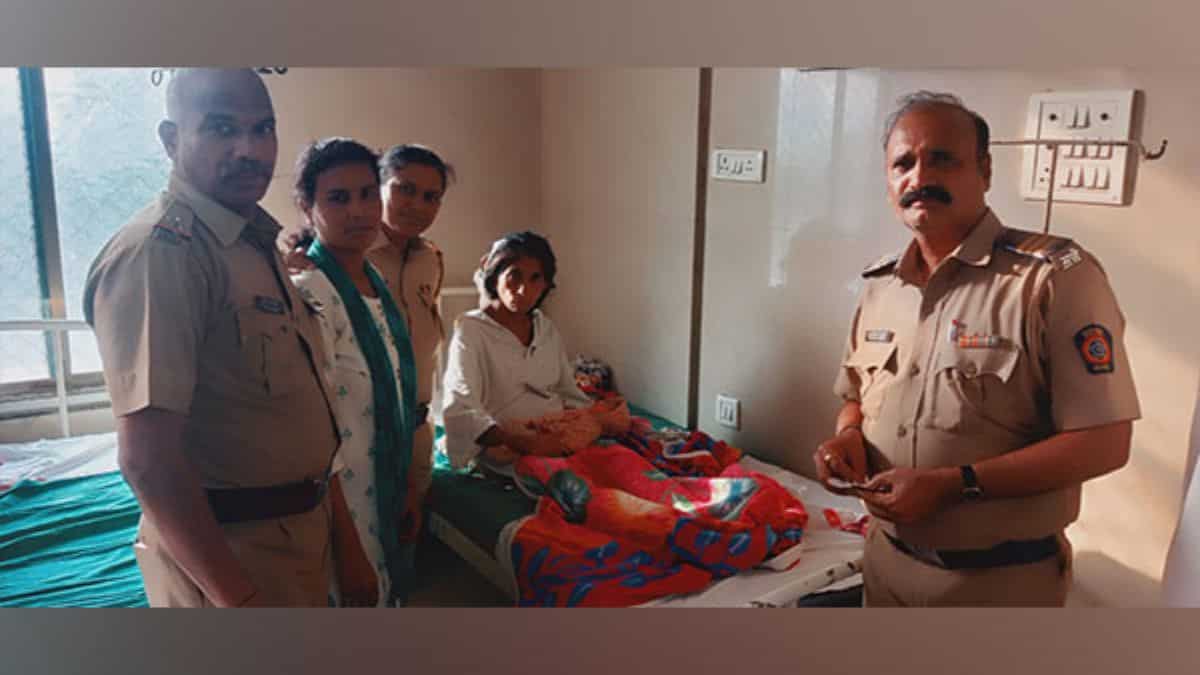 India: Woman gives birth on street, police rush her and baby to civic hospital