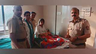 India: Woman gives birth on street, police rush her and baby to civic hospital
