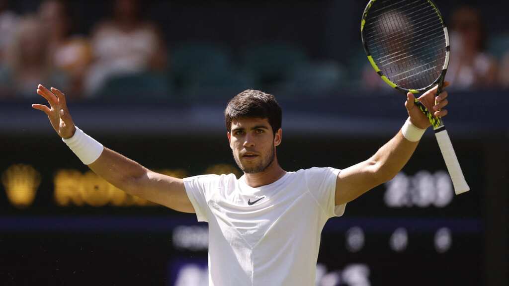 ATP World Tour Finals: Carlos Alcaraz beats troubled Andrey Rublev to keep hopes alive