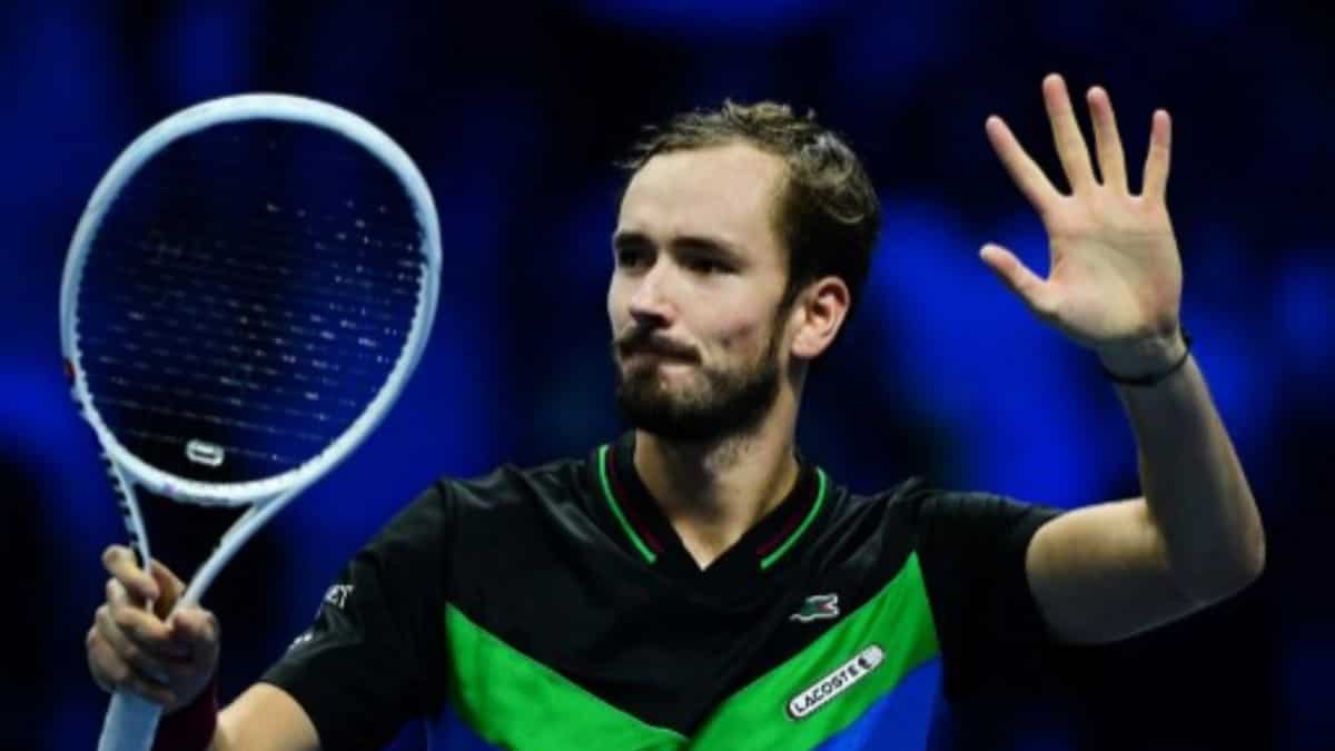Medvedev through to semi-finals with win over Zverev