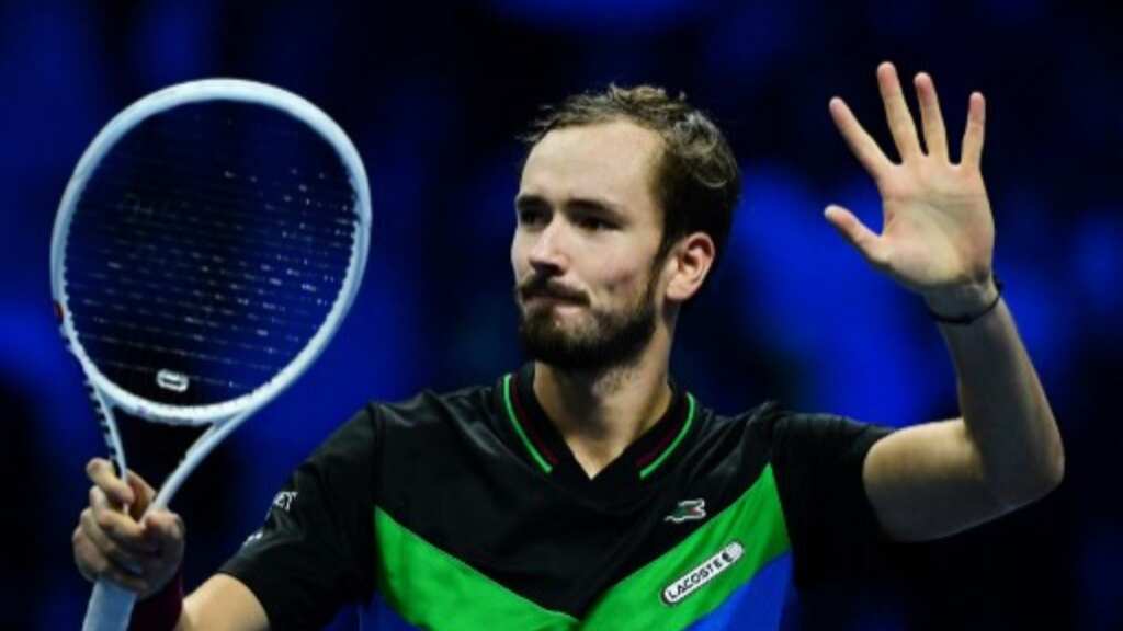 Medvedev through to semi-finals with win over Zverev