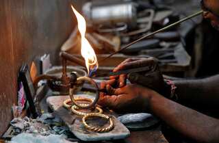 India faces unprecedented trade deficit in October, driven by soaring gold imports 