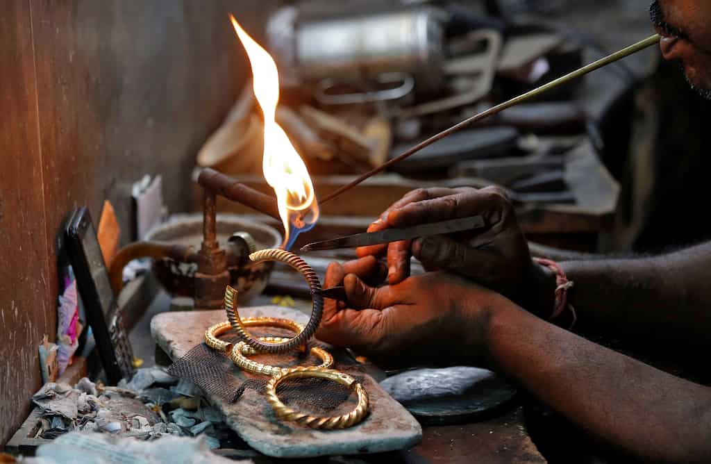 India faces unprecedented trade deficit in October, driven by soaring gold imports 