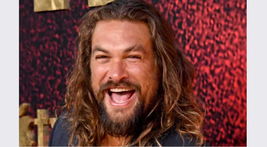 Jason Momoa caught without pants on Saturday Night Live new episode. Check video