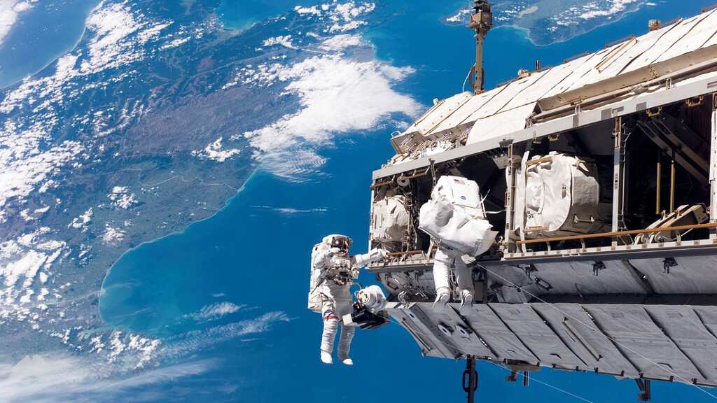 Tool bag from space ends up orbiting around Earth? See where it is