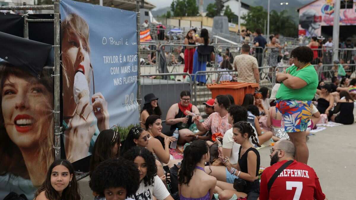 Taylor Swift fans gather for cooler Rio show after fan’s death Taylor Swift fans gather for cooler Rio show after fan’s death