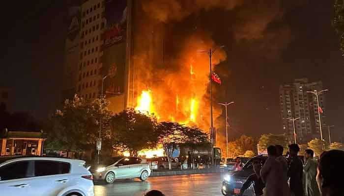 At least 11 people killed in Pakistan shopping mall fire, says official