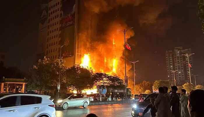 At least 11 people killed in Pakistan shopping mall fire, says official