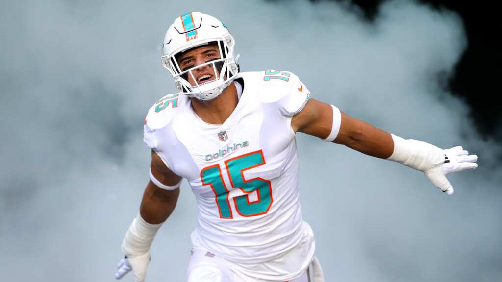 Dolphins LB Jaelan Phillips carted off after injury against Jets, coach says 'it doesn't look great'