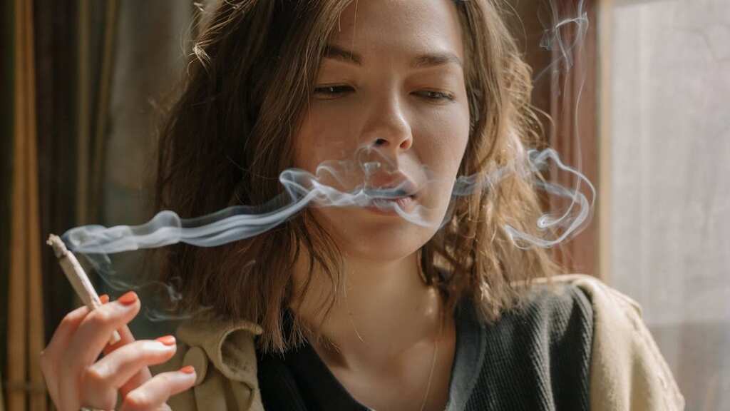 There's an alarming link between smoking and reproductive health among young women