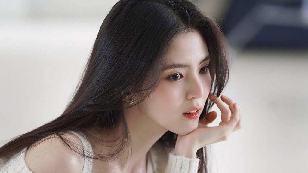 Han So Hee debunks plastic surgery rumours during live chat