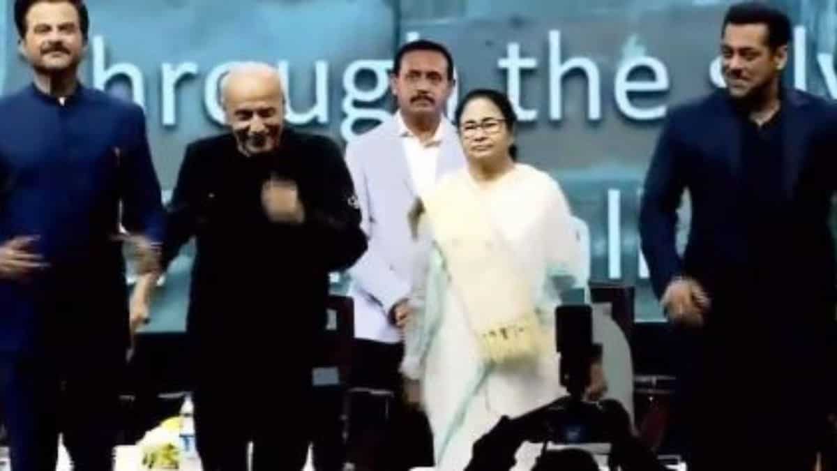 West Bengal CM Mamata Banerjee dances with Salman Khan at 2023 Kolkata International Film Festival. Watch West Bengal CM Mamata Banerjee dances with Salman Khan at 2023 Kolkata International Film Festival. Watch
