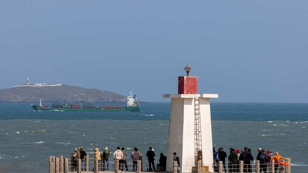 Chinese balloon, fighter jets cross the Taiwan Strait one month before elections