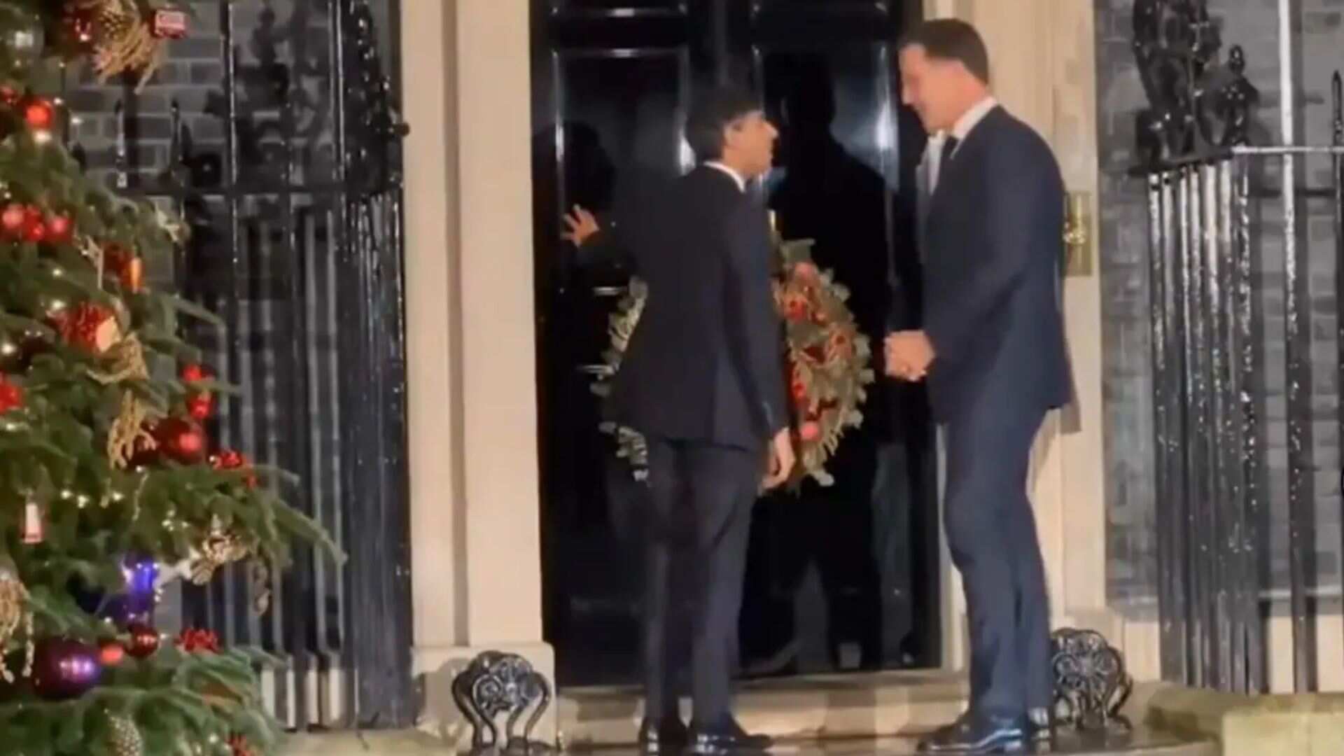 UK: Rishi Sunak, Dutch PM briefly locked out of 10 Downing Street. Video UK: Rishi Sunak, Dutch PM briefly locked out of 10 Downing Street. Video
