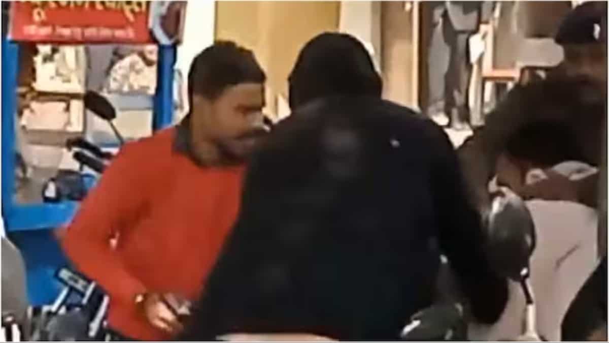 Video: Two gunmen kill undertrial prisoner on court premises in India Video: Two gunmen kill undertrial prisoner on court premises in India