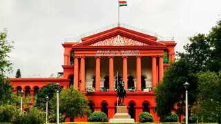 Man slits his throat in front of Chief Justice in Karnataka High Court