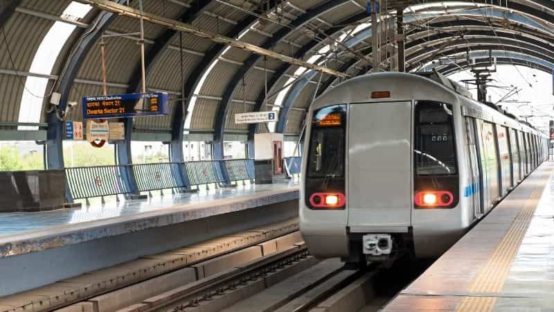 Delhi Metro: Woman dies after her saree gets stuck in closing doors, enquiry launched Delhi Metro: Woman dies after her saree gets stuck in closing doors, enquiry launched