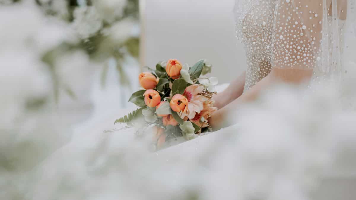 Bride decides to charge 'no-show fee' for guests who cancel last minute Bride decides to charge 'no-show fee' for guests who cancel last minute