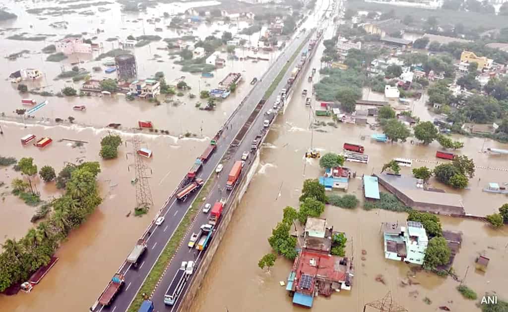 Chennai rains: Three dead, 800 stranded on railway station; IMD predicts more rainfall