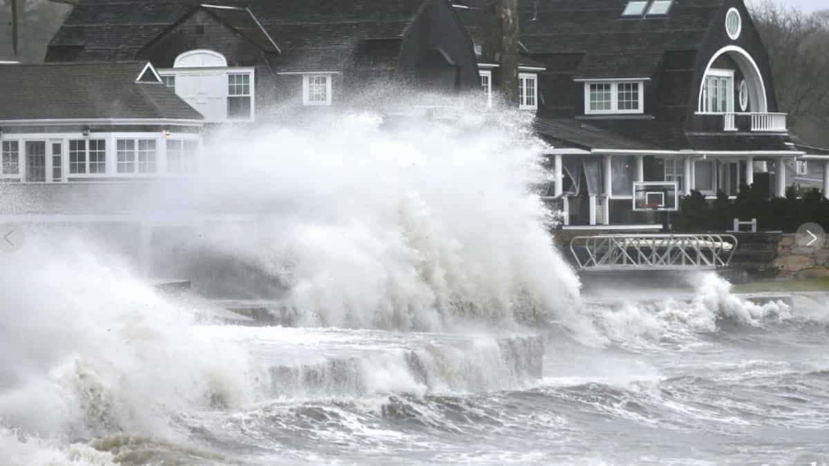 At least four dead as storm batters Northeastern US, power knocked out, flights grounded and roads flooded At least four dead as storm batters Northeastern US, power knocked out, flights grounded and roads flooded