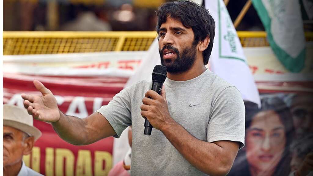 WATCH: Bajrang Punia abandons prestigious Padma Shri award near PM Modi's residence in New Delhi