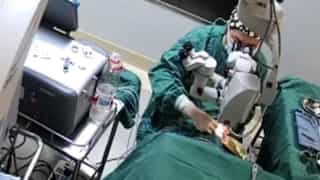 Chinese doctor suspended for punching patient during surgery - Video