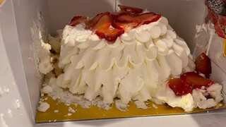 Japan: Luxury chain Takashimaya apologises for 807 collapsed Christmas cakes
