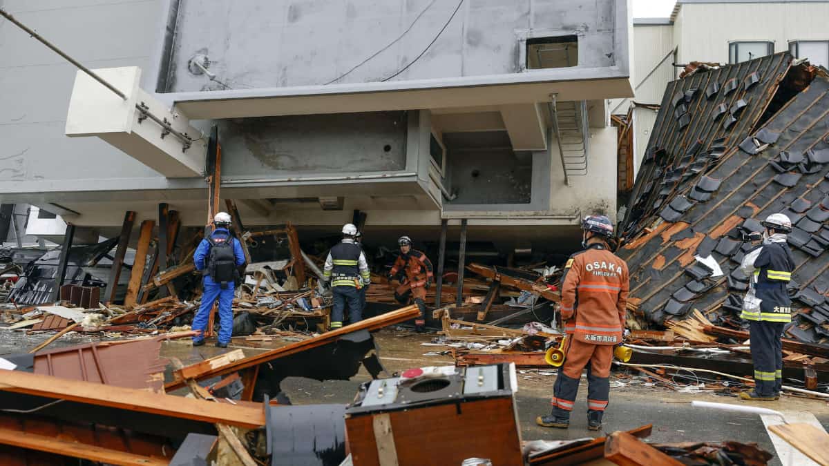 Japan earthquake: Freezing temperatures and heavy rain hamper relief work Japan earthquake: Freezing temperatures and heavy rain hamper relief work