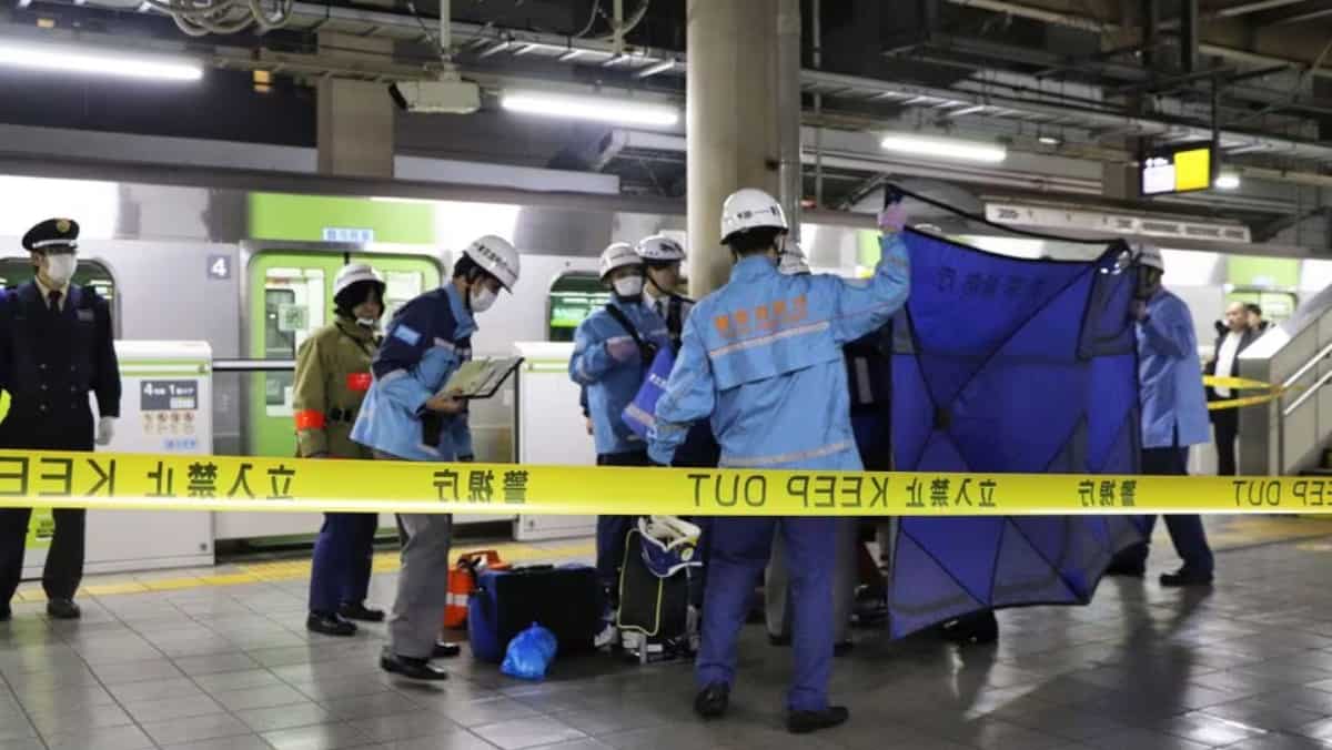 Knife-wielding woman stabs four on Tokyo train, three injured Knife-wielding woman stabs four on Tokyo train, three injured