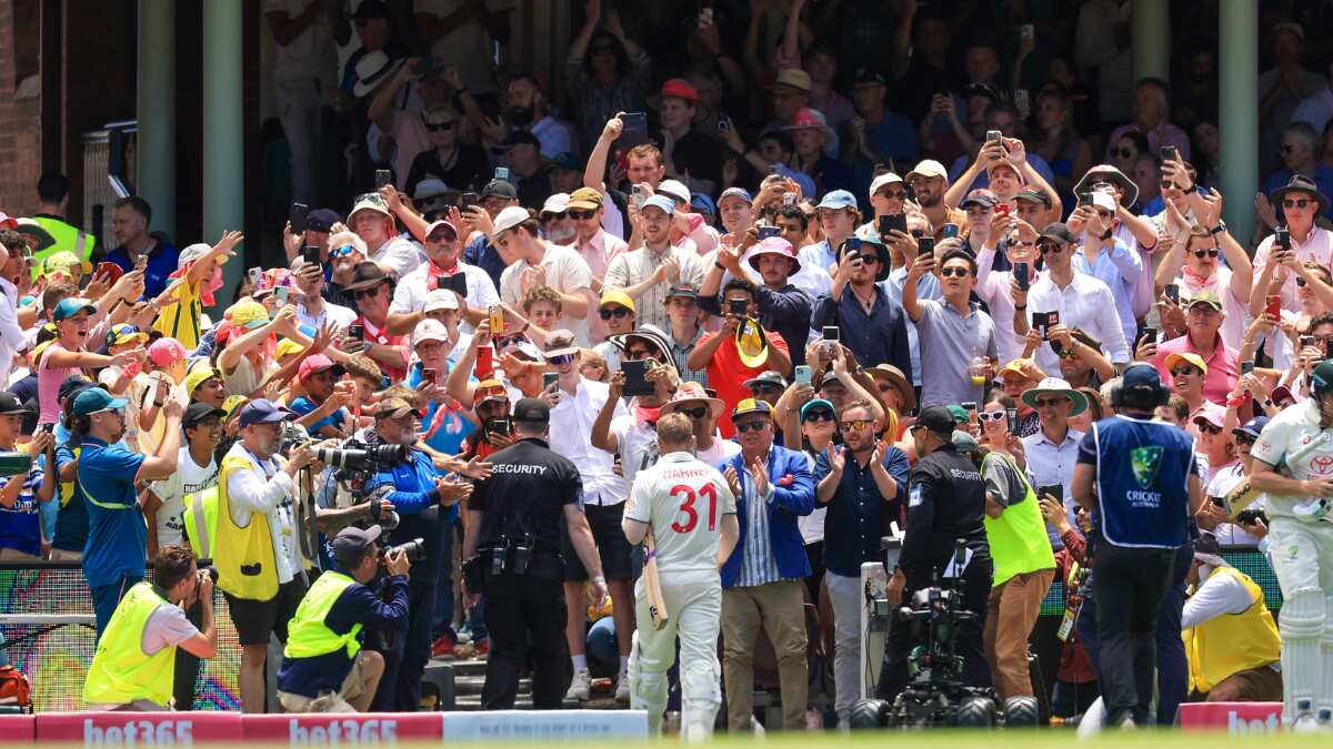 WATCH: David Warner gets standing ovation at SCG as Aussie great bids adieu to Test cricket WATCH: David Warner gets standing ovation at SCG as Aussie great bids adieu to Test cricket