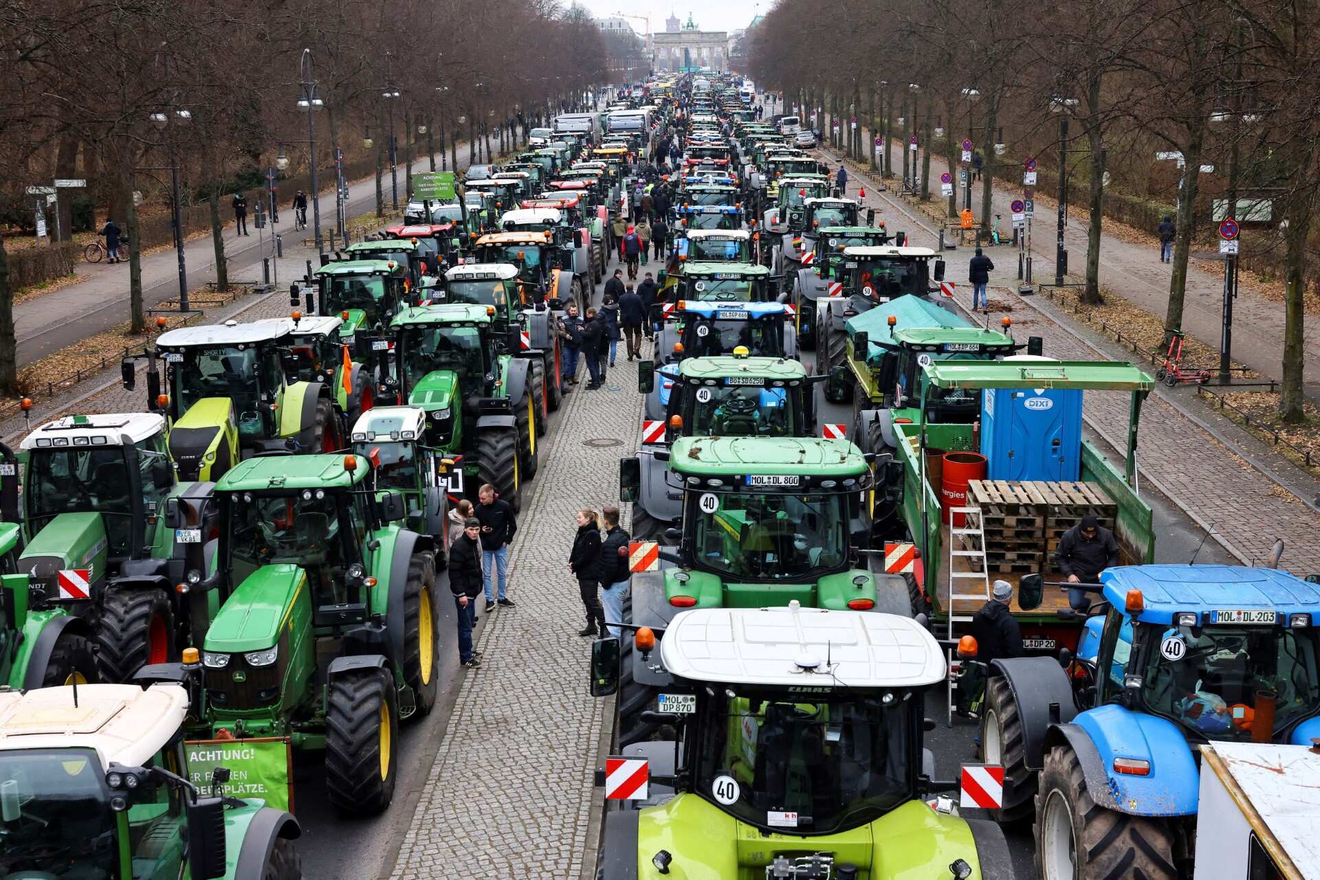 German farmers rally against budget cuts Economist warns of economic
