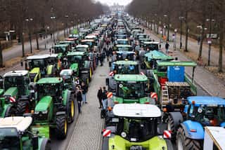 German farmers rally against budget cuts: Economist warns of economic strain
