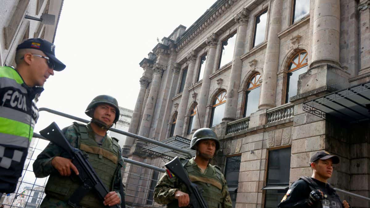 Ecuador violence: 178 prison guards, staff held hostage by gangs
