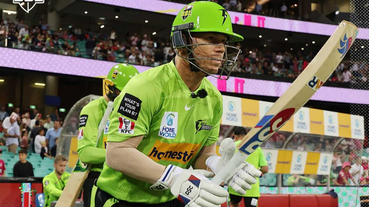 David Warner makes BBL return with trademark switch hit against arch-rivals Sydney Sixers - WATCH David Warner makes BBL return with trademark switch hit against arch-rivals Sydney Sixers - WATCH