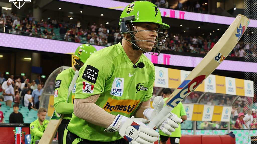 David Warner makes BBL return with trademark switch hit against arch-rivals Sydney Sixers - WATCH