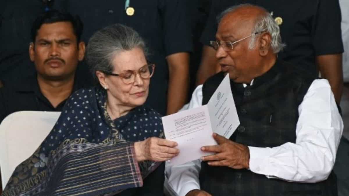 Sonia Gandhi's old letter to Pope goes viral after she declines Ram temple inauguration invite Sonia Gandhi's old letter to Pope goes viral after she declines Ram temple inauguration invite
