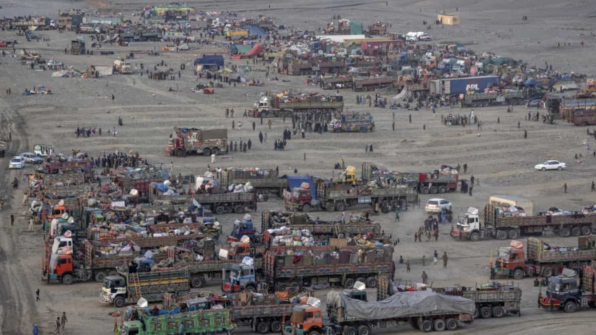 Pakistan closes key crossing into Afghanistan to truck drivers. They will have to show documents