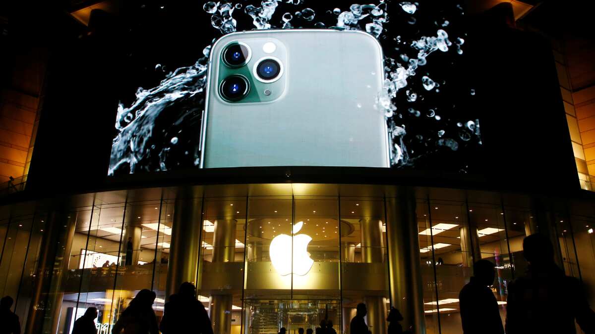 Apple dethrones Samsung as world’s top smartphone maker for 1st time since 2010 Apple dethrones Samsung as world’s top smartphone maker for 1st time since 2010