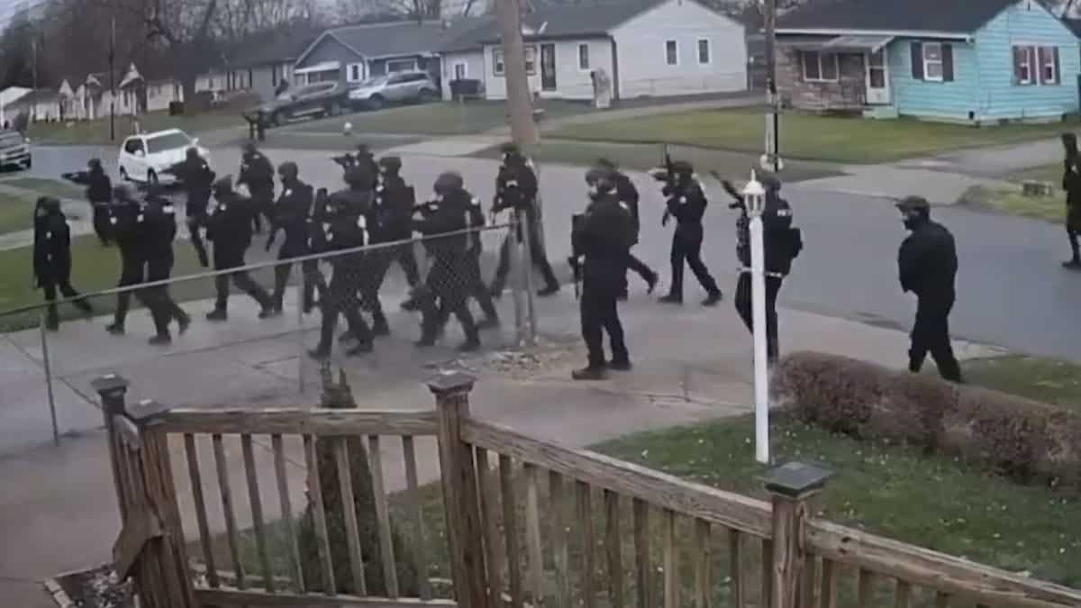 ‘It’s the wrong house’: Police raid in Ohio house sends 17-month-old to ICU; mayor calls for investigation ‘It’s the wrong house’: Police raid in Ohio house sends 17-month-old to ICU; mayor calls for investigation
