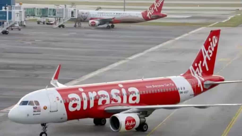 WATCH | Passengers discover live snake in overhead cabin on Bangkok flight