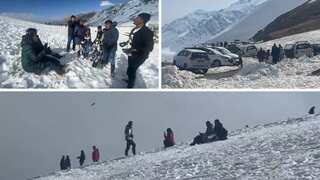 With Kashmir experiencing longest dry spell, tourists explore Sinthan Top covered in snow
