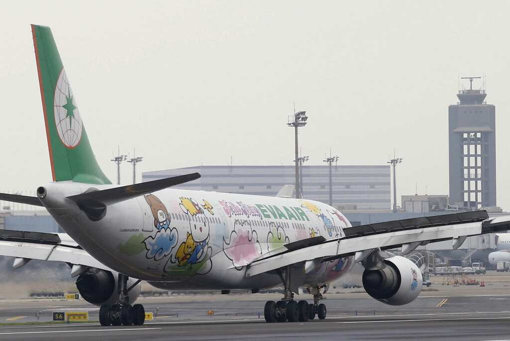 Lunar New Year flights in jeopardy as Eva Air pilots vote for strike