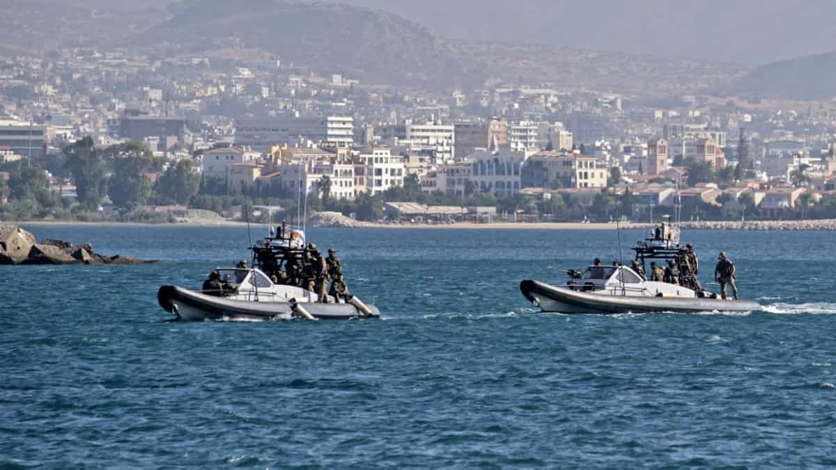 US Navy identifies two SEALs lost at sea during raid on ship allegedly carrying Iranian weapons - Vimarsana News