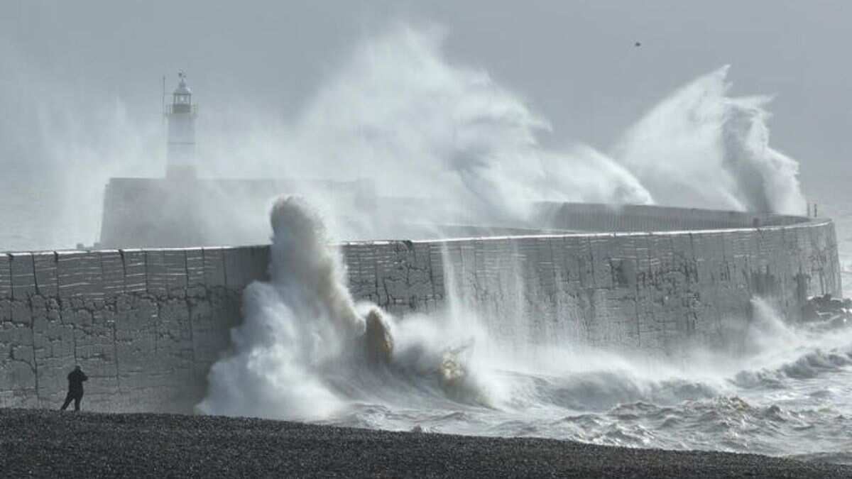 High waves hit shore in Porthleven